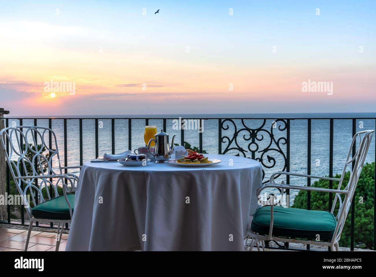 Europa Spanien Katalonien Costa Brava S Agaro Fruhstuckstisch Auf Dem Balkon Im Hostal De La Gavina Bei Sonnenaufgang Und Meerblick Stock Photo Alamy
