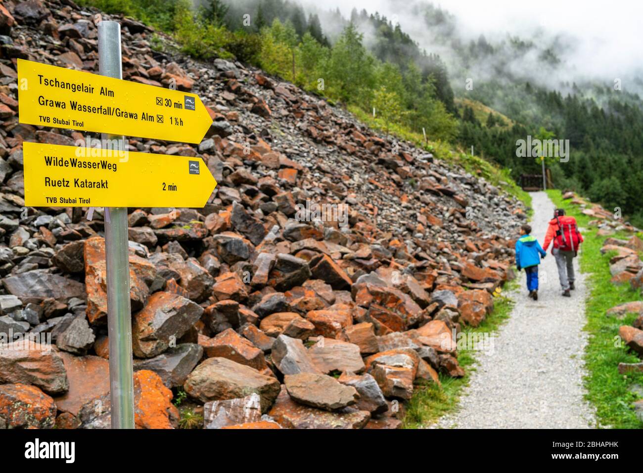 Europa, Österreich, Tirol, Neustift im Stubaital, Mutter und Sohn ...