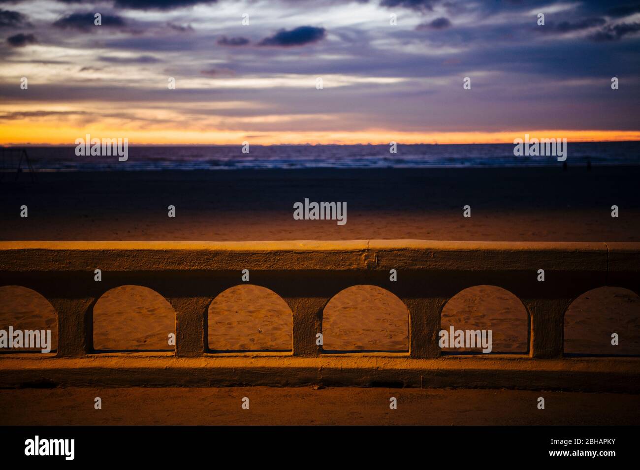 Dusk and beach hi-res stock photography and images - Alamy