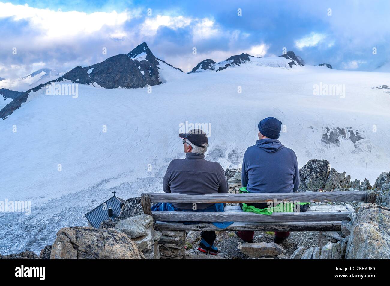 Europa Osterreich Tirol Otztaler Alpen Vent Vater Und Sohn Blicken Auf Die Imposante Gletscherwelt Des Kesselwandferners In Den Otztaler Alpen Stock Photo Alamy