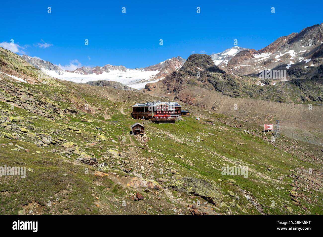 Europa, Österreich, Tirol, Ötztaler Alpen, Vent, Blick auf die Vernagthütte und die umliegende Bergwelt Stock Photo