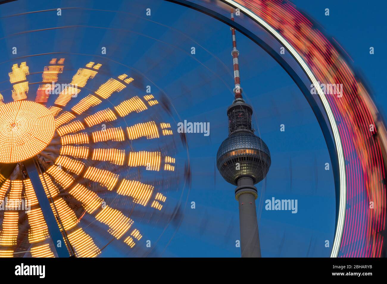 Berlin, Alexanderplatz, Fernsehturm, Riesenrad, Bewegungsunschärfe, Dynamik Stock Photo
