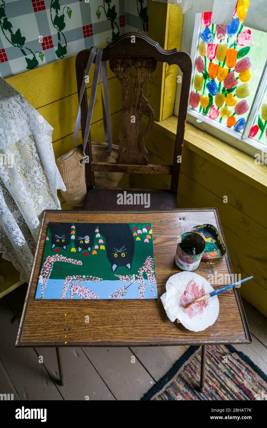 Canada, Nova Scotia, Digby, Maud Lewis House Replica built by Murray Ross, perfect replica of painter Maude Lewis's house now on display at the Art Gallery of Nova Scotia in Halifax, interior, ER-CAN-18-02 Stock Photo