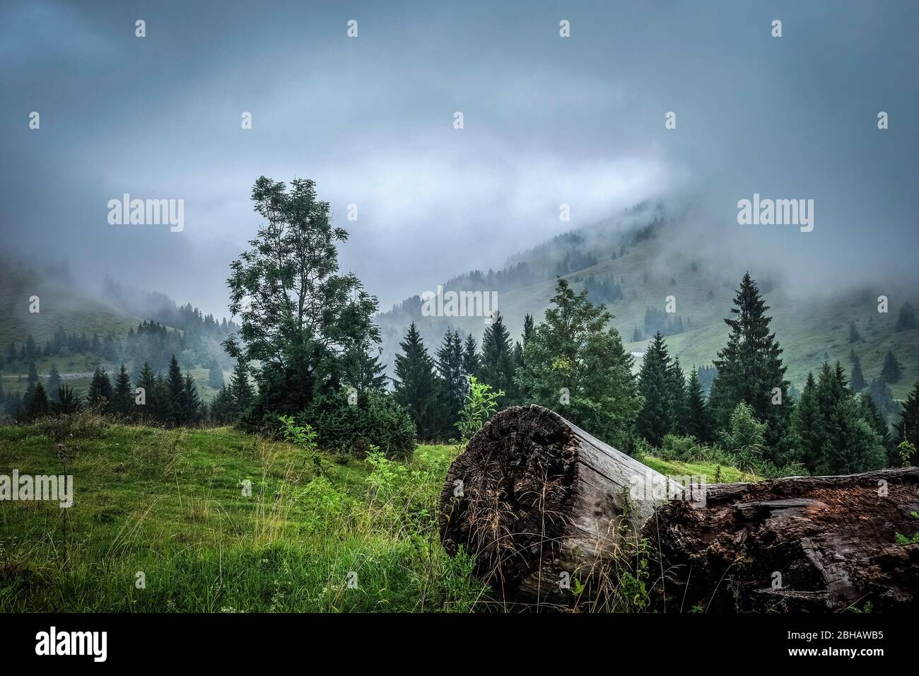 Mountain landscape shrouded hi-res stock photography and images - Alamy