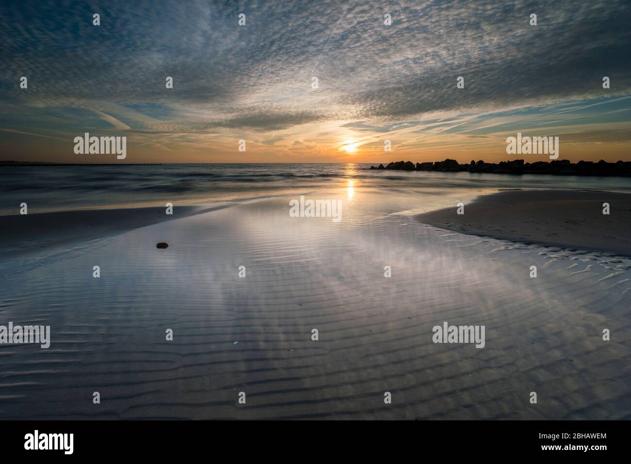 Ostsee im strahlenden Gegenlicht und Spiegelung der schönen Wolken am Strand Stock Photo