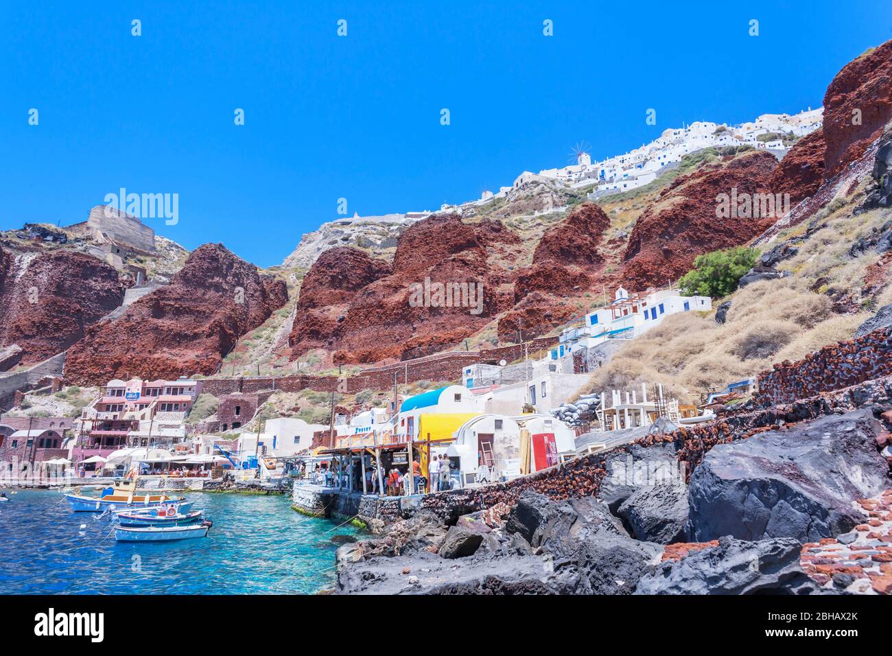 Ammoudi fishing village overlooked by Oia village on the cliff top