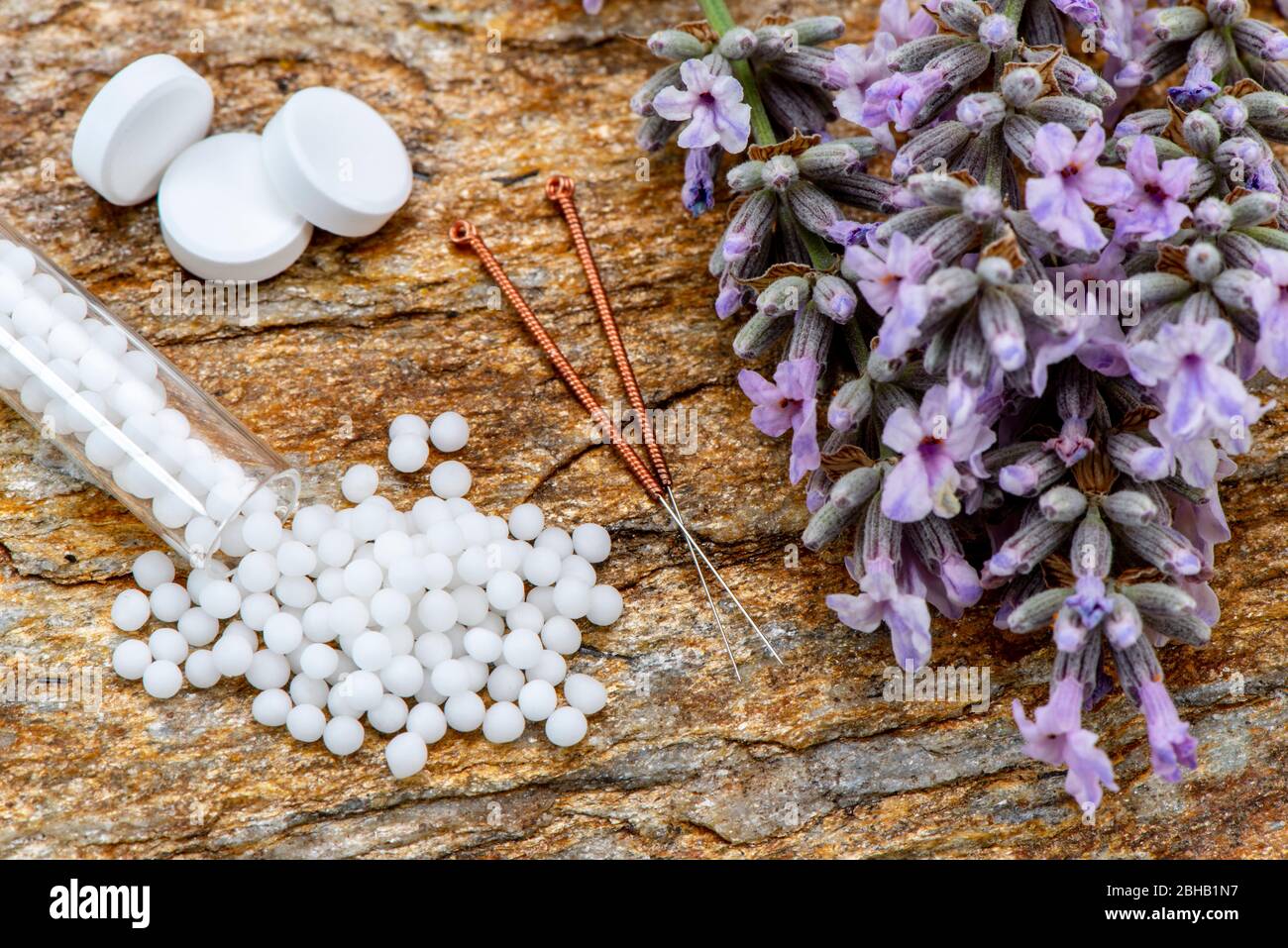 Alternativmedizin und Naturmedizin mit homeopathischen Globulis und Akupunktur Stock Photo