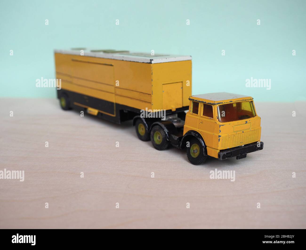 Yellow Lorry Hi-res Stock Photography And Images Page Alamy, 52% OFF