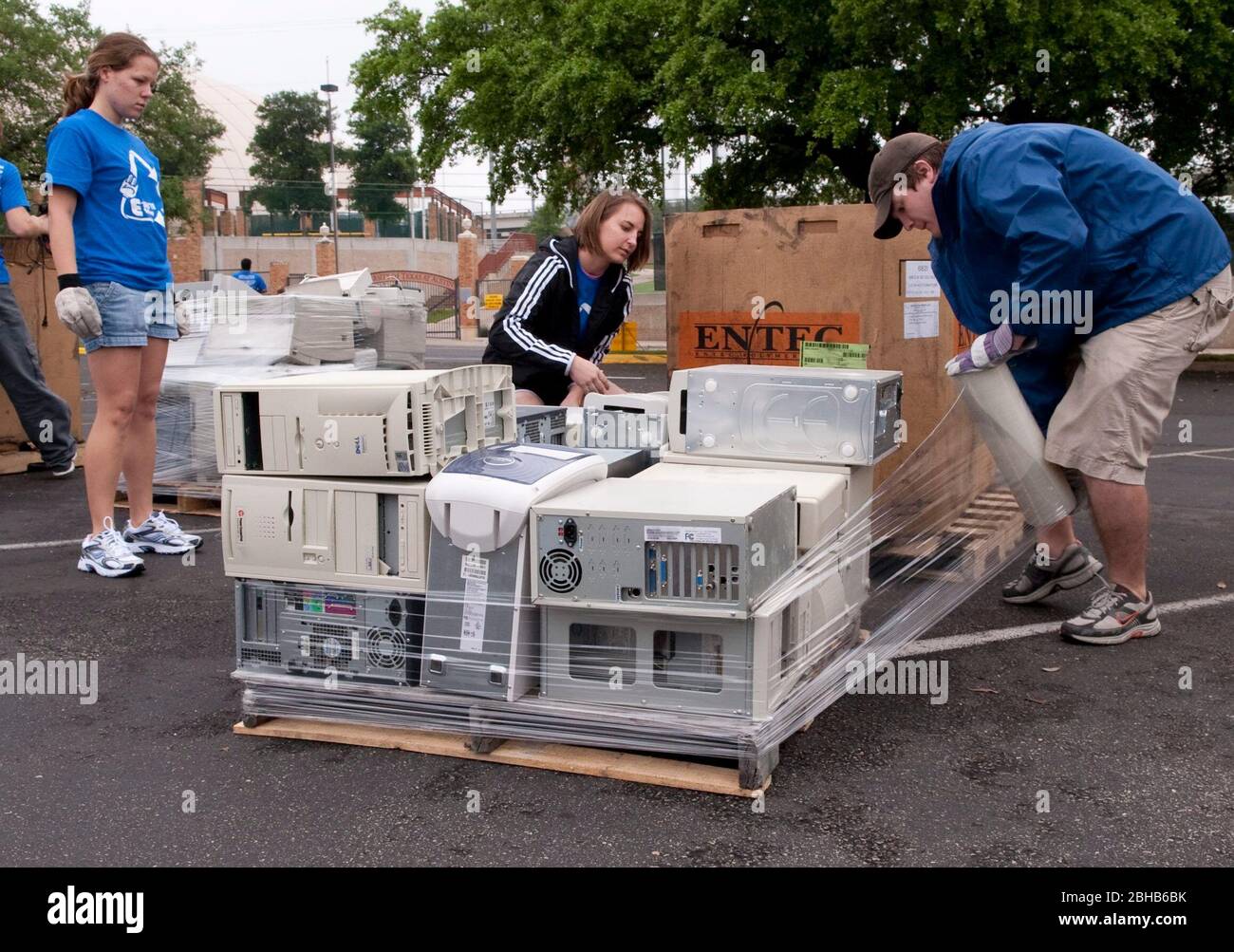Austin Texas April 17 2010 Enginnering Students From The University Of Texas Coordinate An E Waste Drive To Recycle Old Computers And Electronics From Austinites And Keep Hazardous Materials