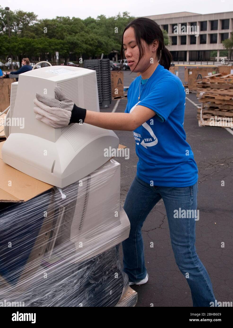 Austin Texas April 17 2010 Enginnering Students From The University Of Texas Coordinate An E Waste Drive To Recycle Old Computers And Electronics From Austinites And Keep Hazardous Materials