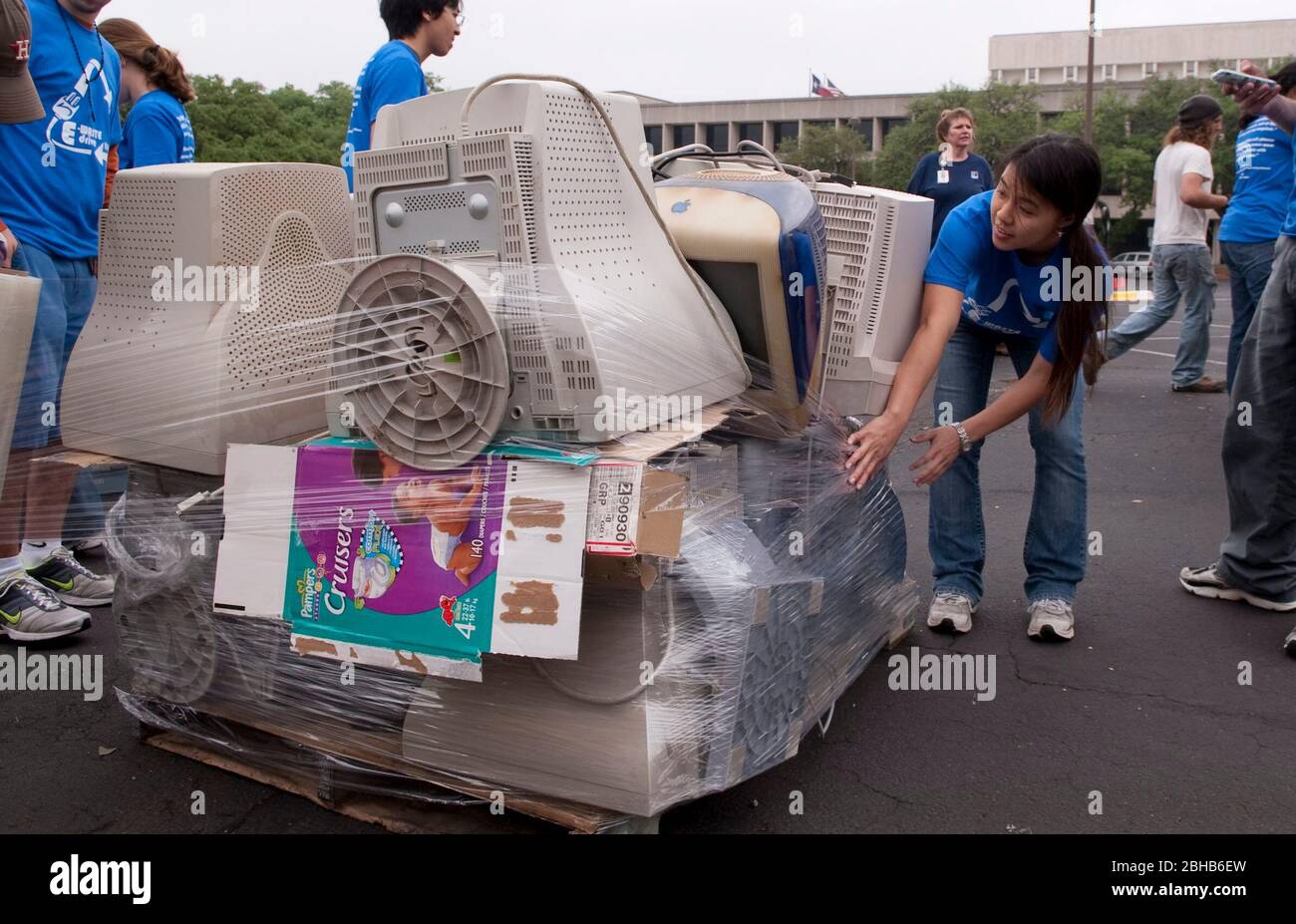 Austin Texas April 17 2010 Enginnering Students From The University Of Texas Coordinate An E Waste Drive To Recycle Old Computers And Electronics From Austinites And Keep Hazardous Materials