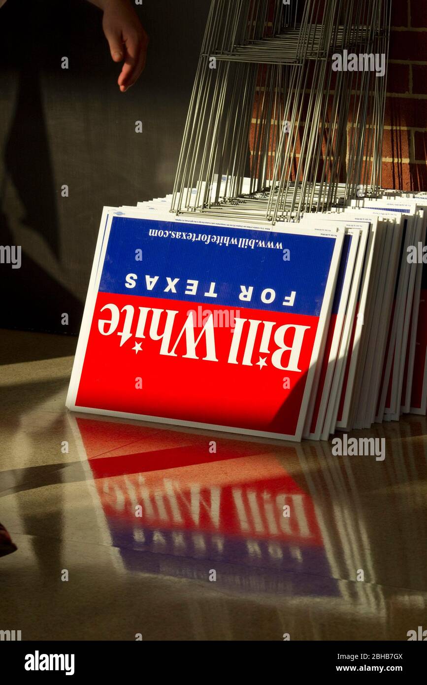 Yard signs hi-res stock photography and images - Alamy