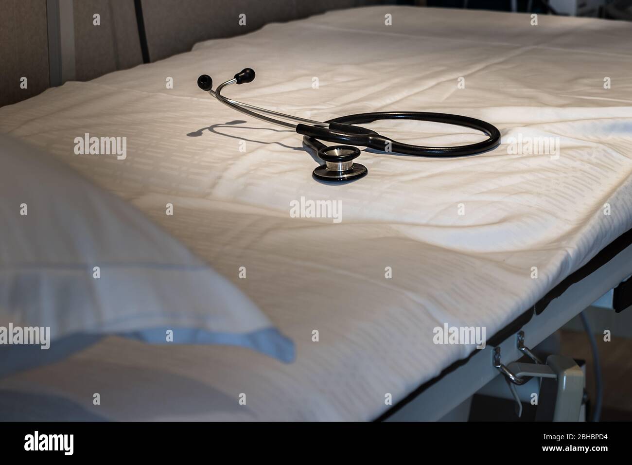 Empty hospital bed hi-res stock photography and images - Alamy
