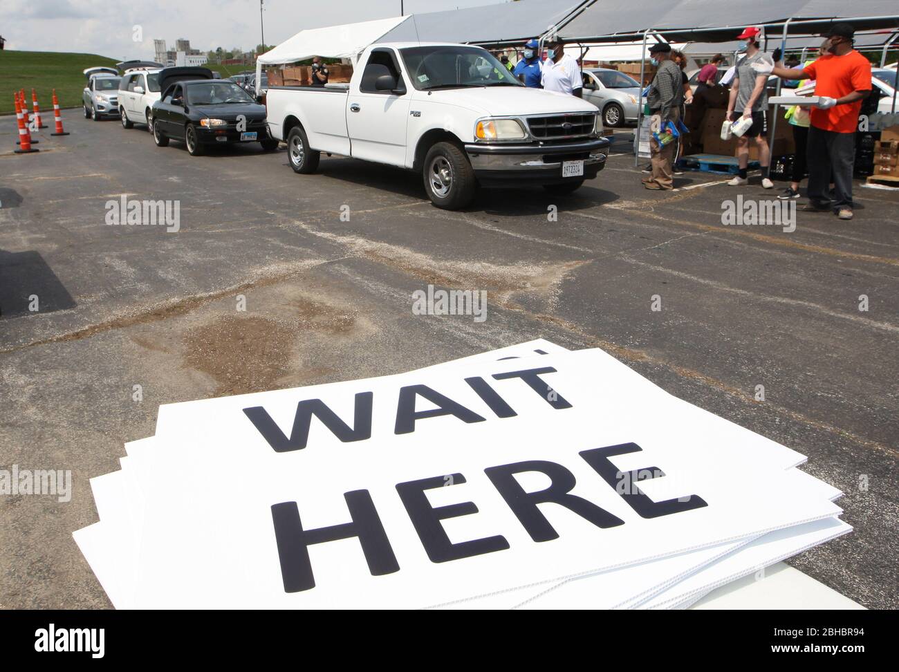 Alton, United States. 24th Apr, 2020. Cars line up as they approach the loading area to receive free food in Alton, Illinois on Friday, April 24, 2020. Over 1700 cars lined up to receive food, distributed by the Urban League of Greater St. Louis. Photo by Bill Greenblatt/UPI Credit: UPI/Alamy Live News Stock Photo