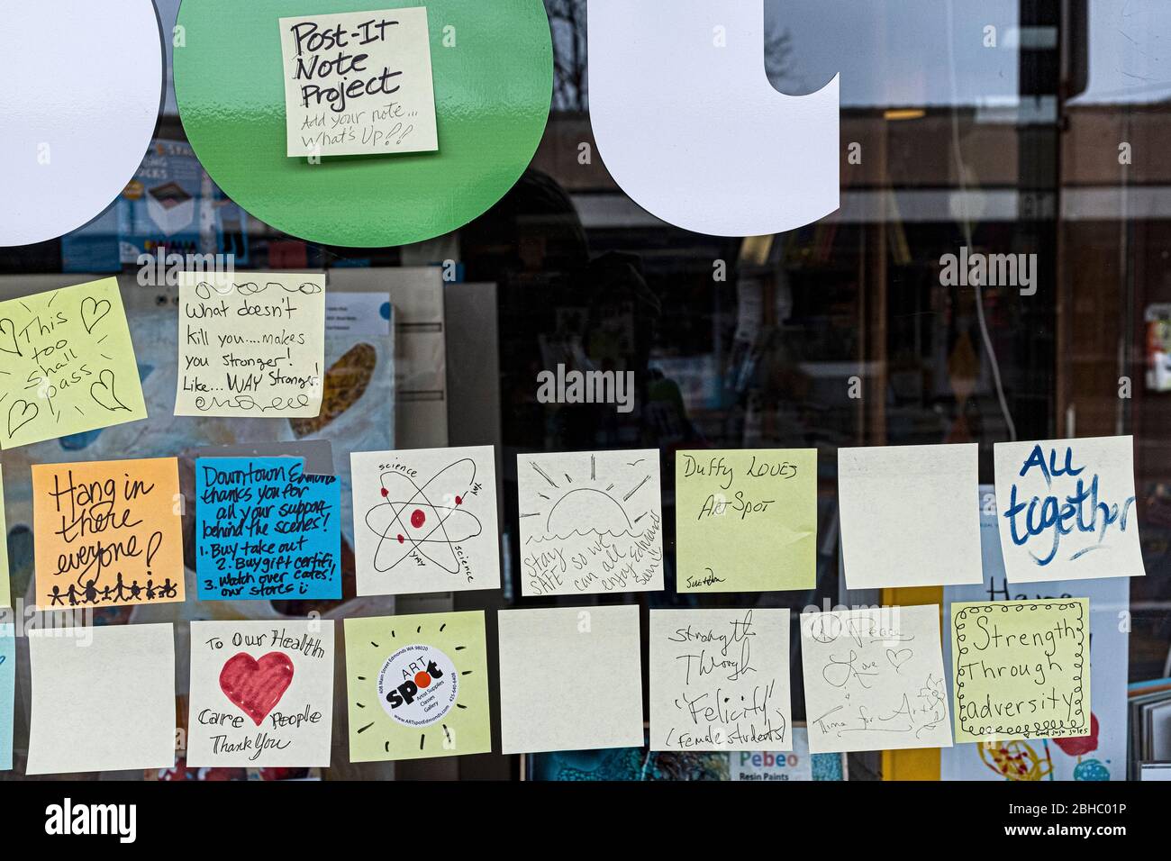 WA17461-00-BW....WASHINGTON - Post-It Note Project. Leave notes of support on window of a retail store in Edmonds during the COVID 19 outbreak of 2020 Stock Photo