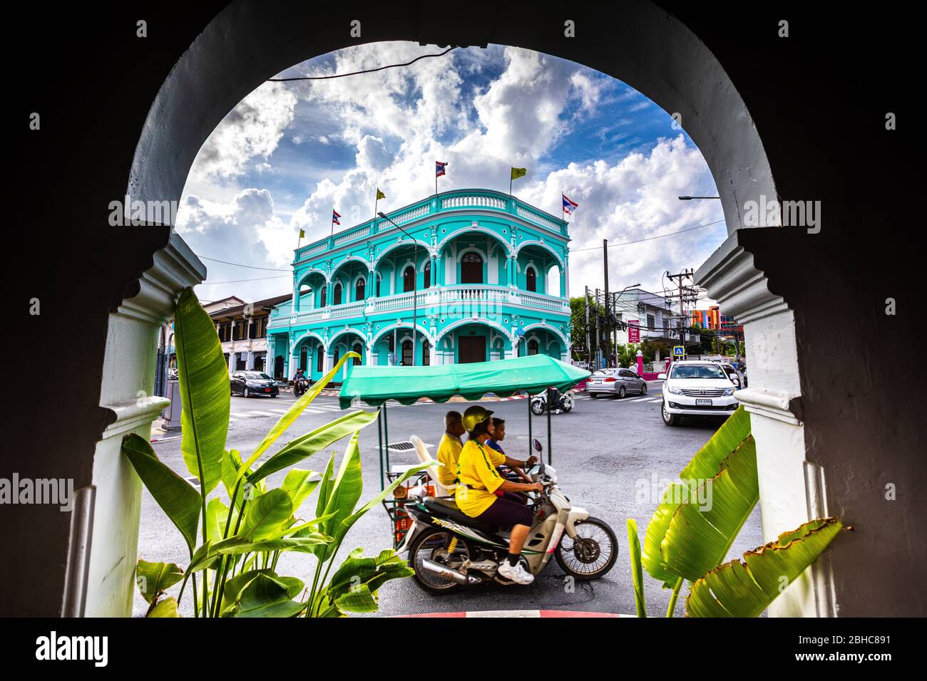 Phuket Districtul Mueang, Thailand. August 3, 2019: Old town of Phuket, blue building and city life. View inside an arch. Between Dibuk Rd and Yaowara Stock Photo