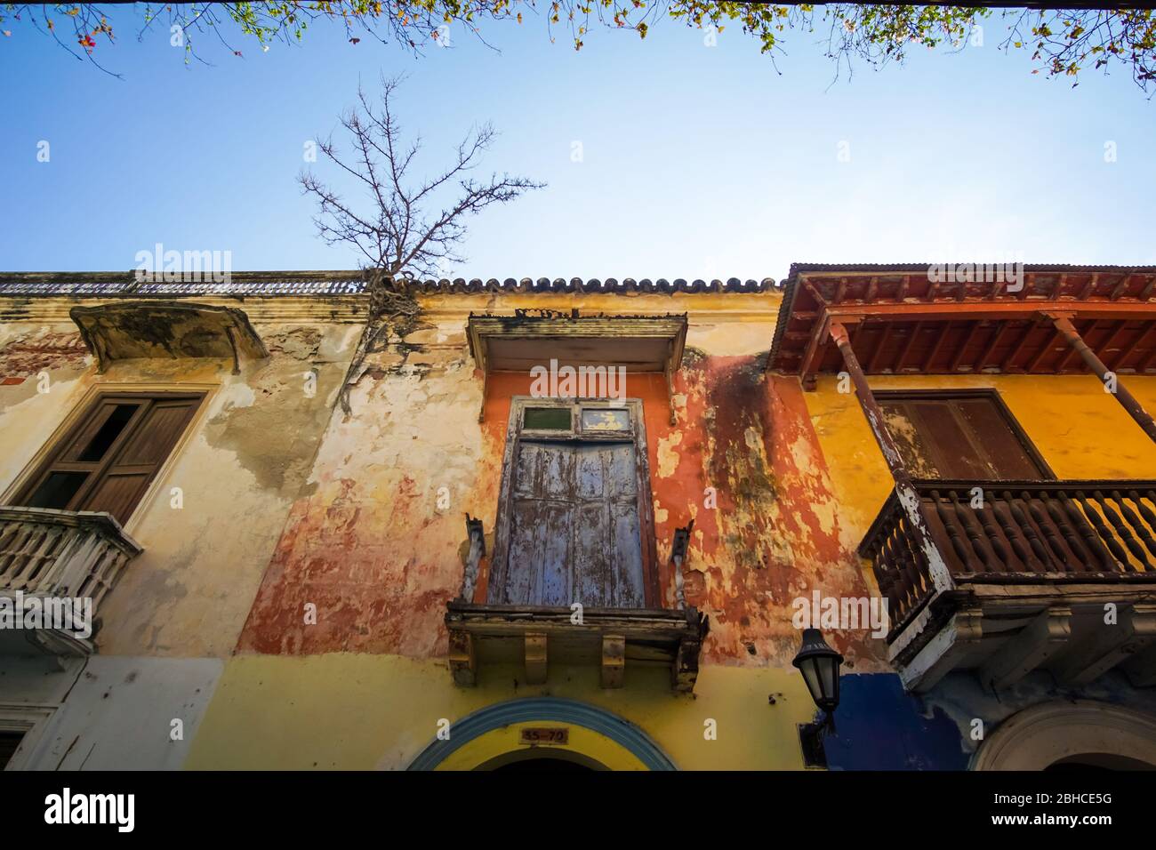 vista desde la calle de la fachada de una antigua casa en ruinas cartagena colombia Stock Photo