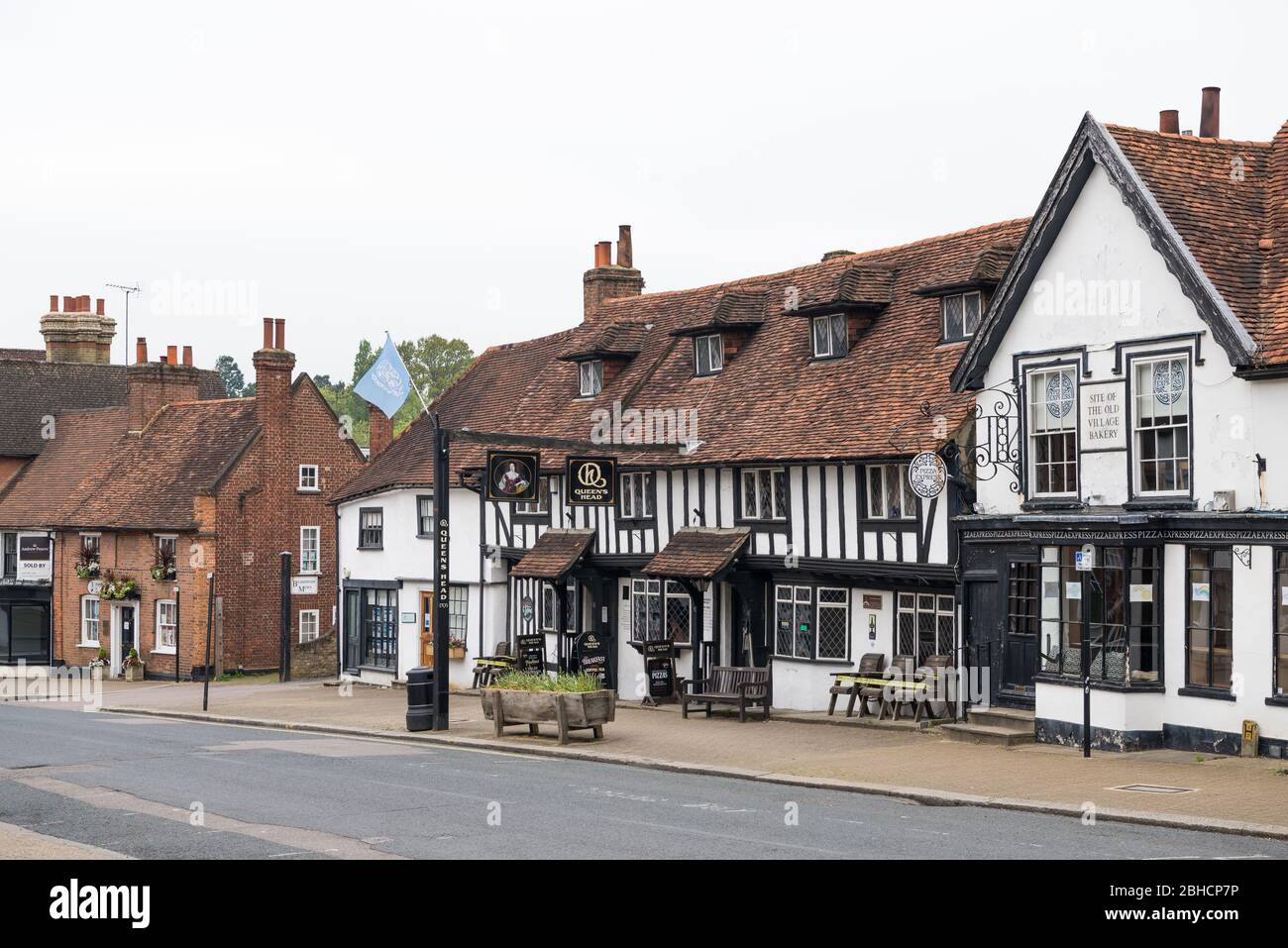 The Queens Head public house, a grade ll listed 16th century Wealden house in Pinner High Street conservation area, Middlesex, England, UK Stock Photo