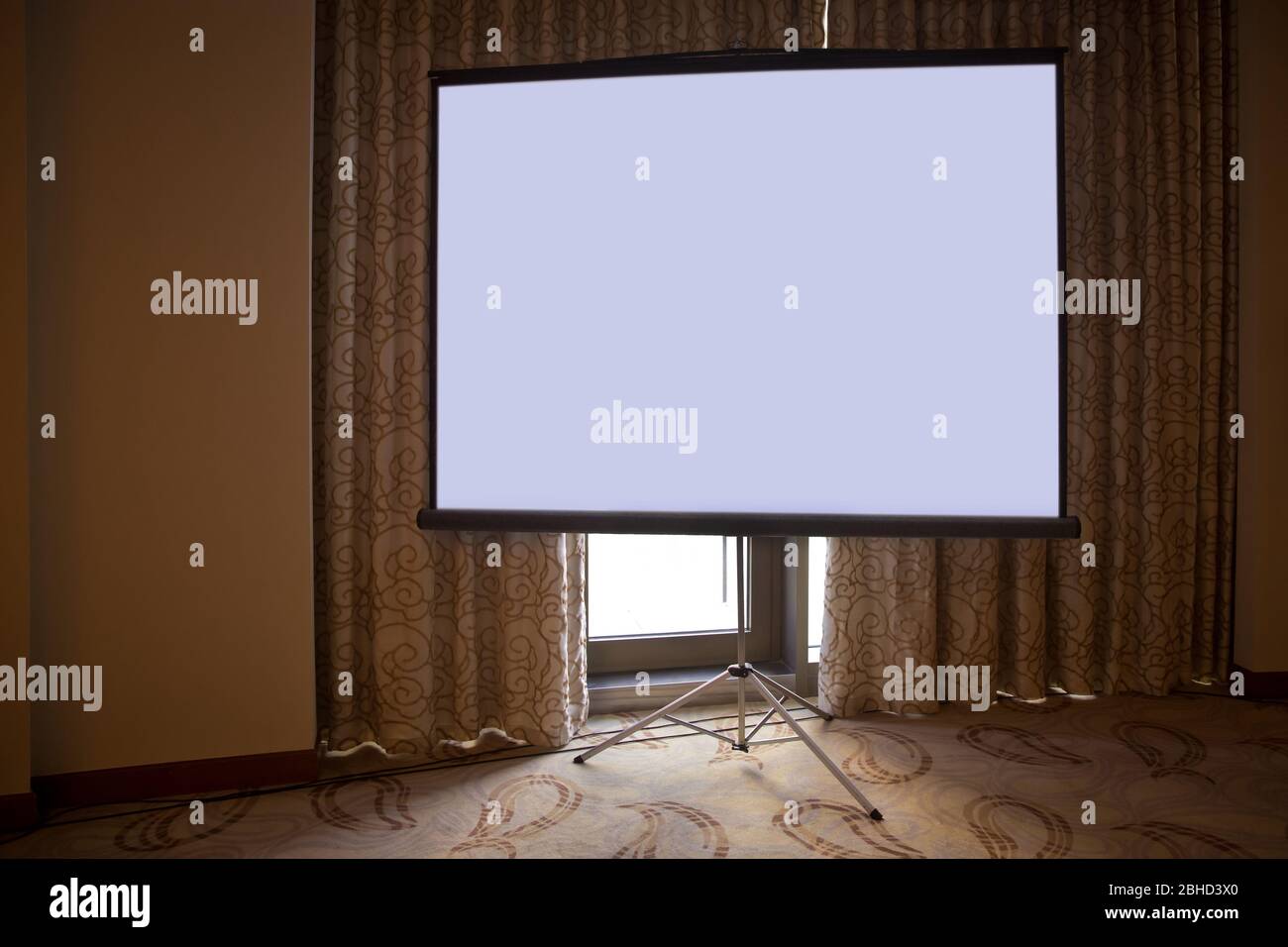 SCREEN PROJEKTOR Tripod Layar Proyektor meeting room . Blank projector  canvas in the confrance Stock Photo - Alamy