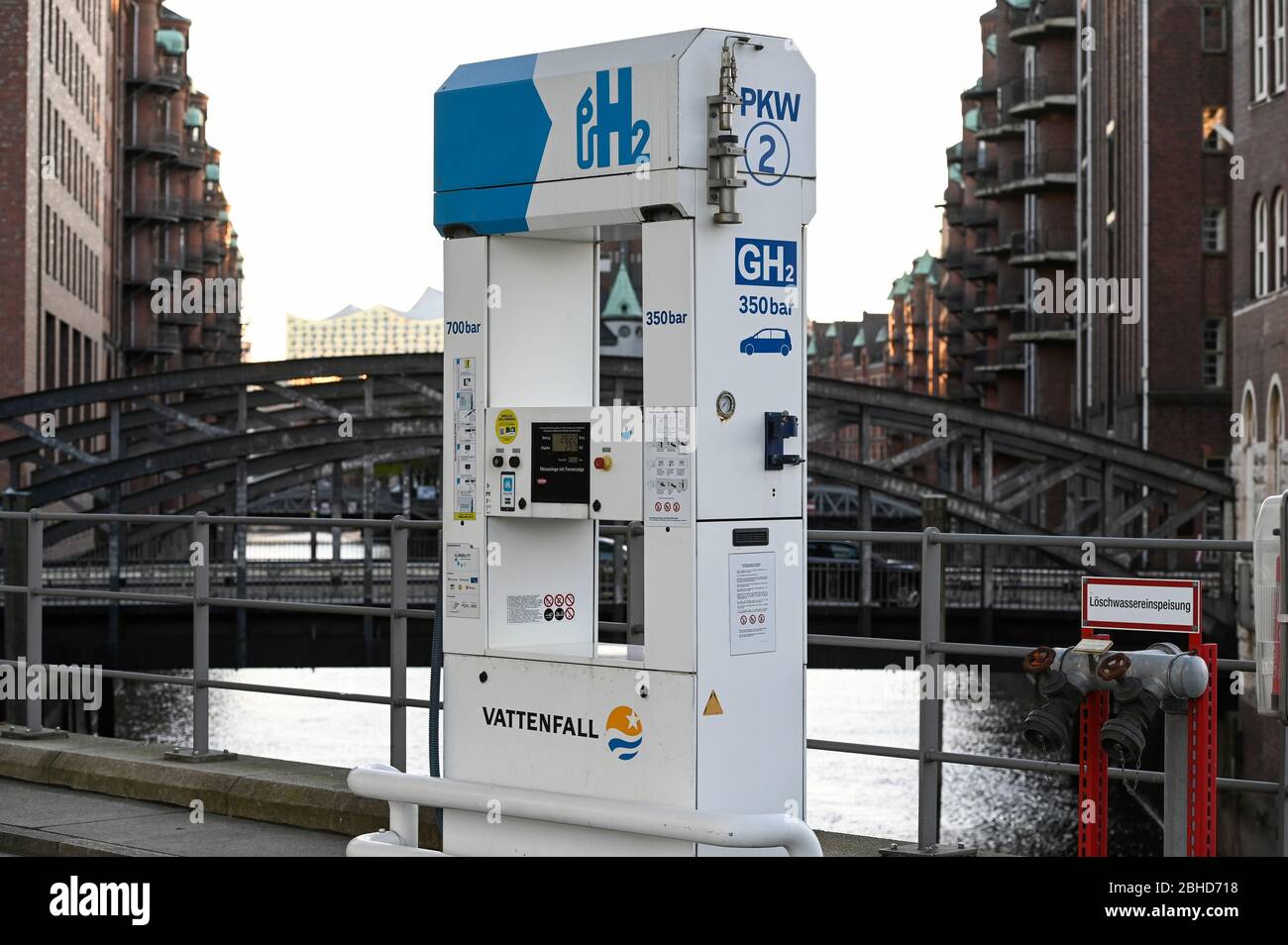 GERMANY, Hamburg Hafencity, harbour city, Hydrogen service station for