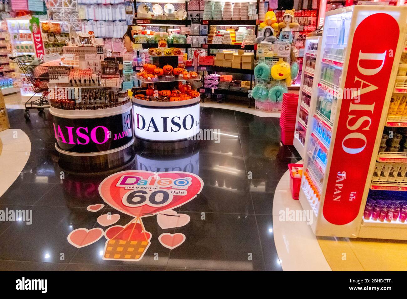 Daiso store hi-res stock photography and images - Alamy