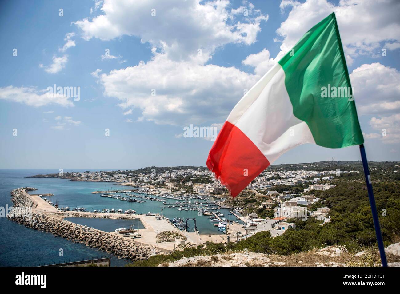 Die italienische Flagge in den Farben Grün-Weiss-Rot wht über der Stadt Santa Maria di Leuca in Apulien in Süditalien. Unterhalb des Kaps sieht man di Stock Photo