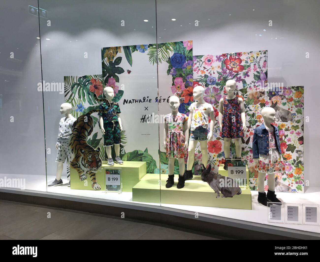 The H&M clothed mannequins with children fashion clothing in the  glass-window display in Blueport shopping mall Hua Hin, Thailand January  28, 2019 Stock Photo - Alamy