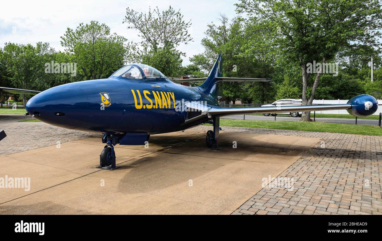 https://c8.alamy.com/comp/2BHEAD9/korean-war-era-grumman-f9f-5-panther-navy-fighter-jet-on-display-in-blue-angel-colors-at-aviation-heritage-park-bowling-green-kentucky-united-state-2BHEAD9.jpg