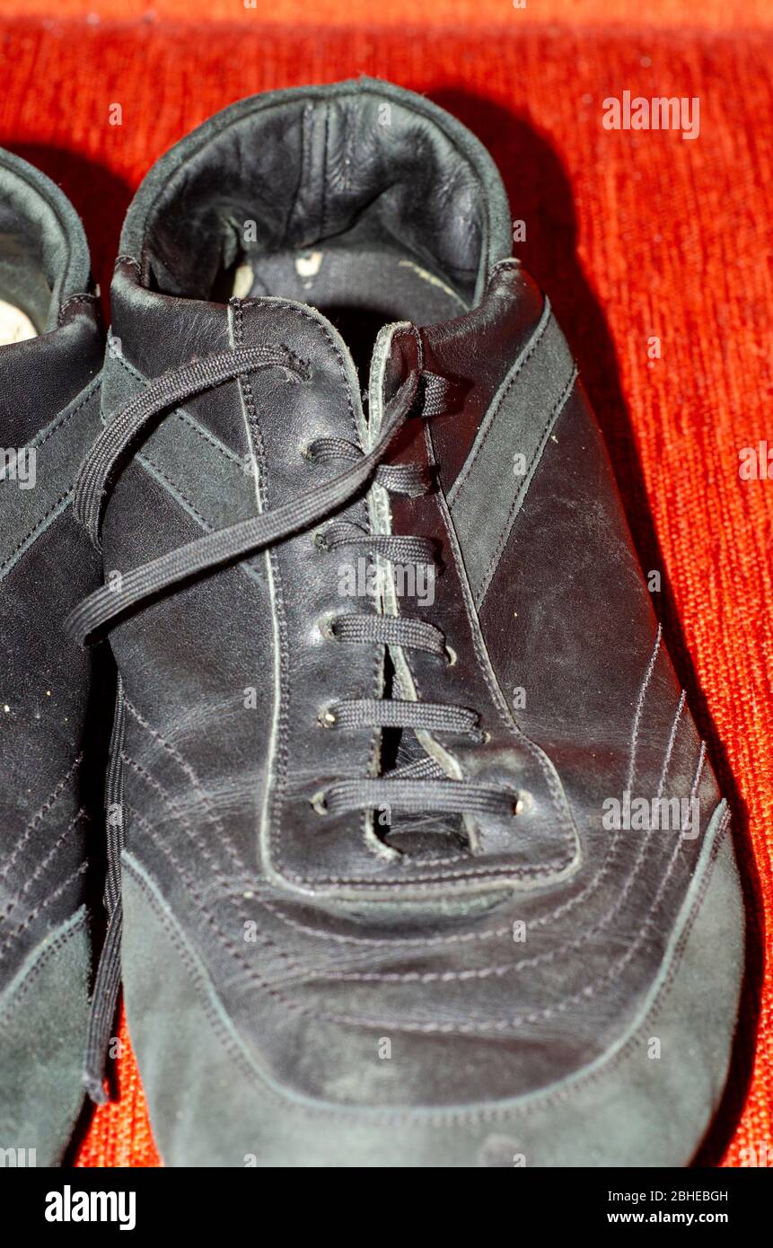 mens black walking shoes uk