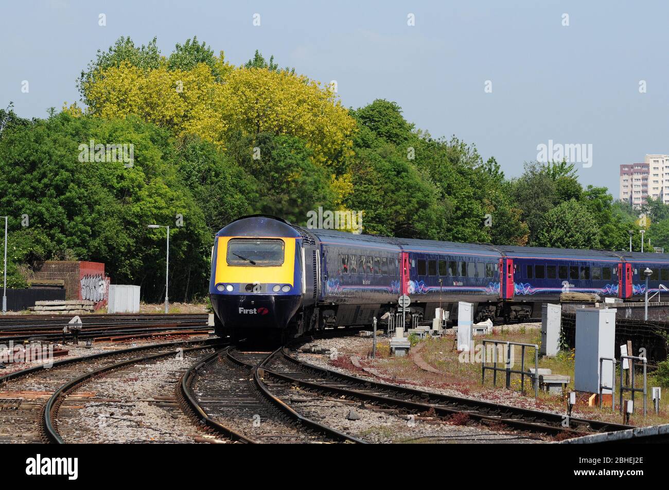 Power car 43093 leads an H.S.T. into platform 13 of Bristol Temple