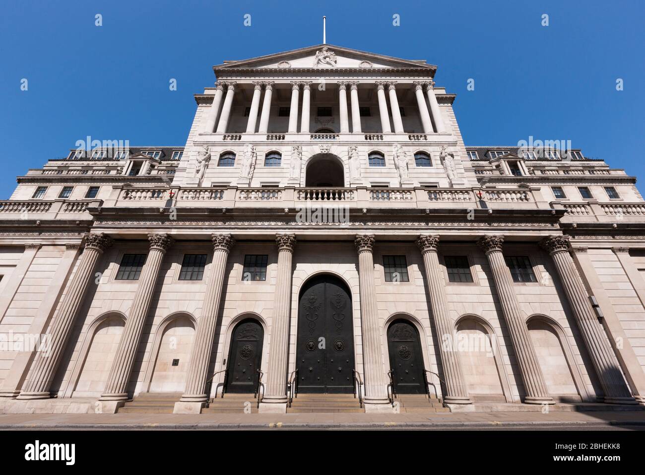 War memorial for service men and women who fell during the first and second world Wars outside and showing the front facade of the Bank of England building on Threadneedle St, London, EC2R 8AH. The bank controls interest rates for the UK. (118) Stock Photo