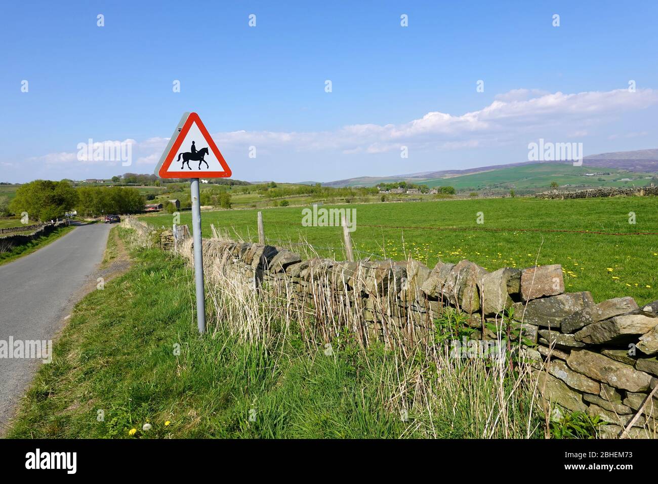 Horse riders warning sign hi-res stock photography and images - Alamy