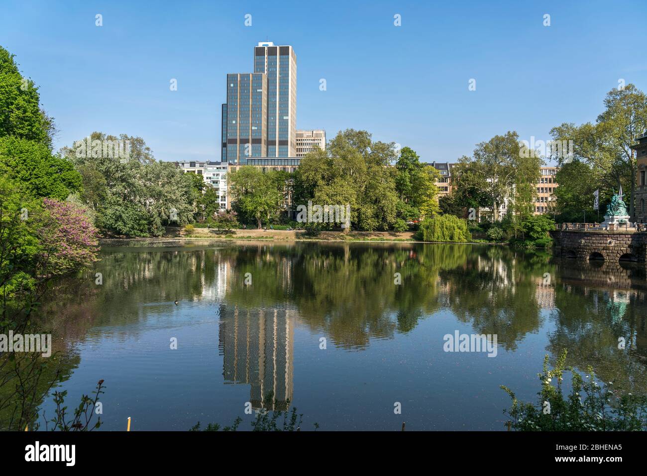 Kaiserteich und LVA-Hauptgebäude,  Landeshauptstadt Duesseldorf, Nordrhein-Westfalen, Deutschland, Europa  |  Pond Kaiserteich and LVA-Hauptgebäude in Stock Photo