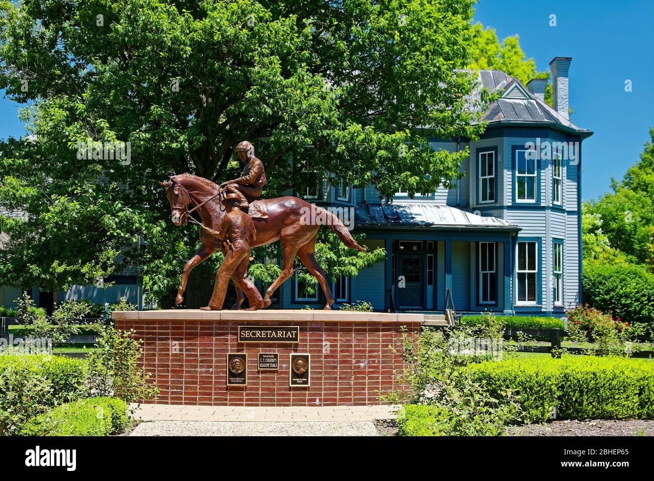 Bronze statue of secretariat hires stock photography and images Alamy
