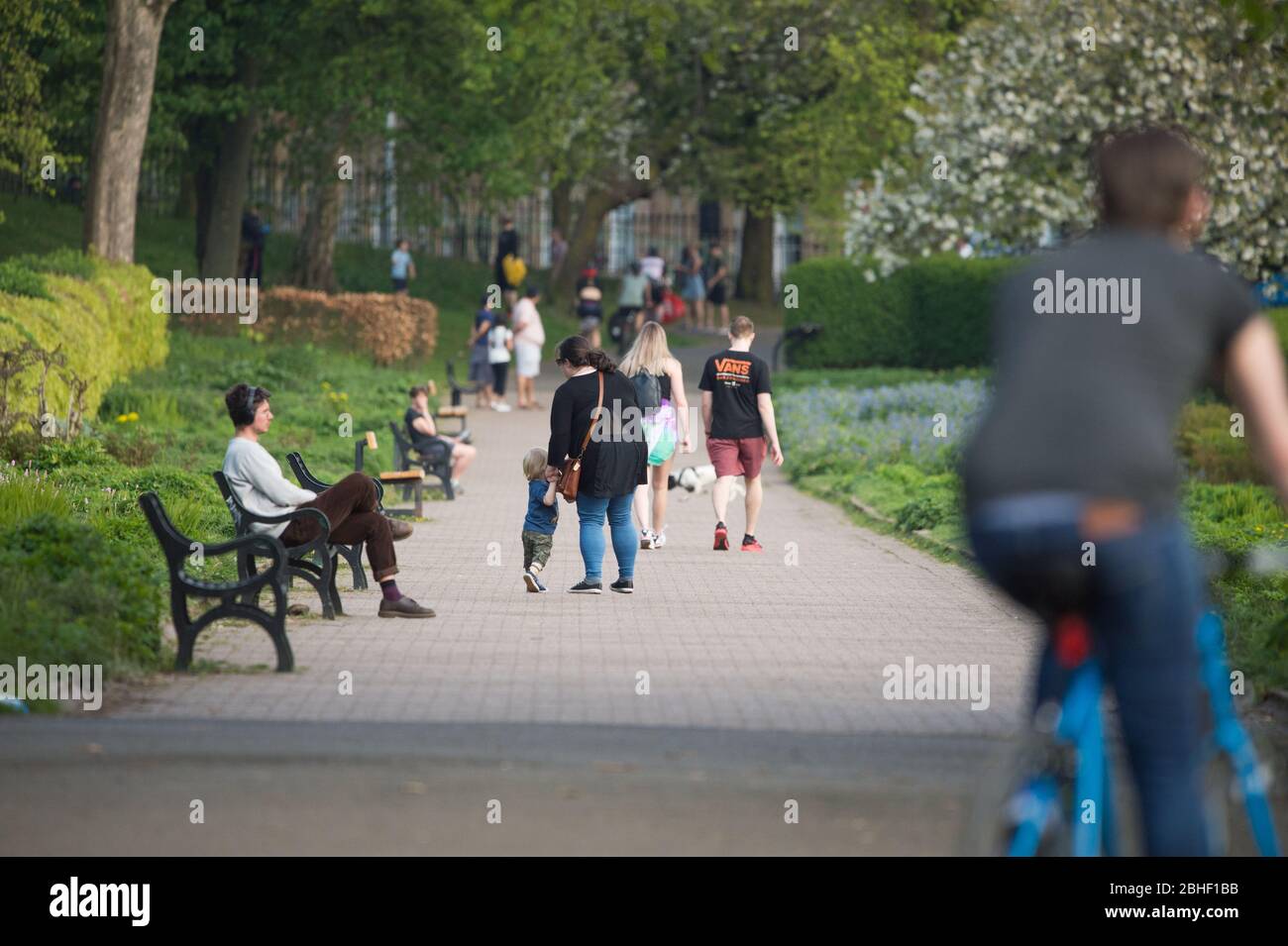 Glasgow, UK. 25th Apr, 2020. Pictured: Scenes from the first weekend of the extended lockdown from KelvinGrove Park in Glasgow's West End during a very hot and sunny Saturday. Credit: Colin Fisher/Alamy Live News Stock Photo