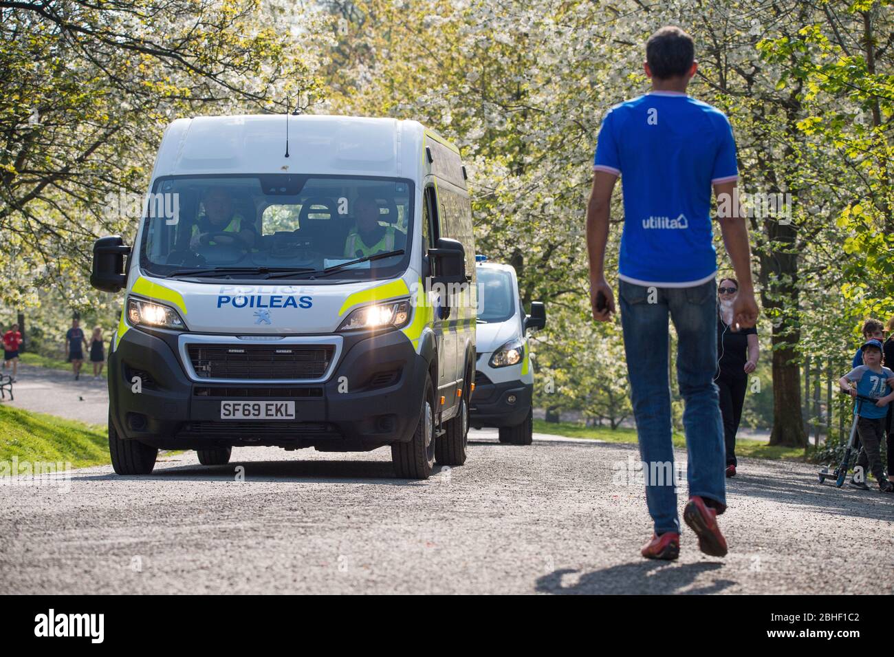 Glasgow, UK. 25th Apr, 2020. Pictured: Police patrol Kelvingrove Park in police vans in an attempt to make sure social distancing is obeyed. Scenes from the first weekend of the extended lockdown from KelvinGrove Park in Glasgow's West End during a very hot and sunny Saturday. Credit: Colin Fisher/Alamy Live News Stock Photo