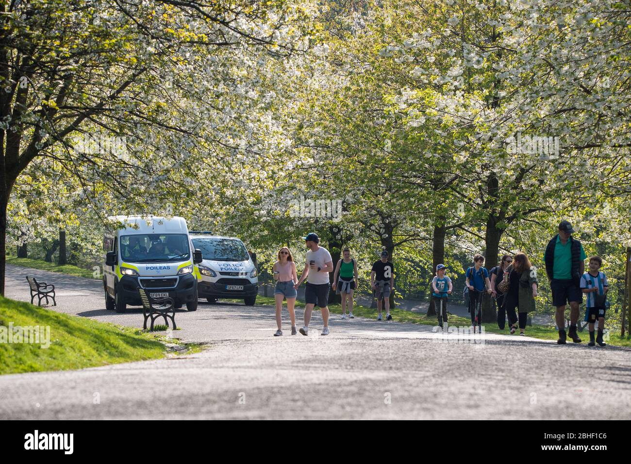 Glasgow, UK. 25th Apr, 2020. Pictured: Police patrol Kelvingrove Park in police vans in an attempt to make sure social distancing is obeyed. Scenes from the first weekend of the extended lockdown from KelvinGrove Park in Glasgow's West End during a very hot and sunny Saturday. Credit: Colin Fisher/Alamy Live News Stock Photo