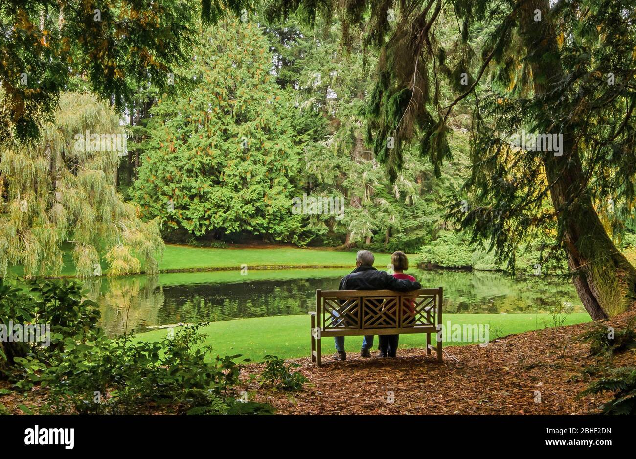 A couple enjoys the Mid Pond at Bloedel Reserve Stock Photo