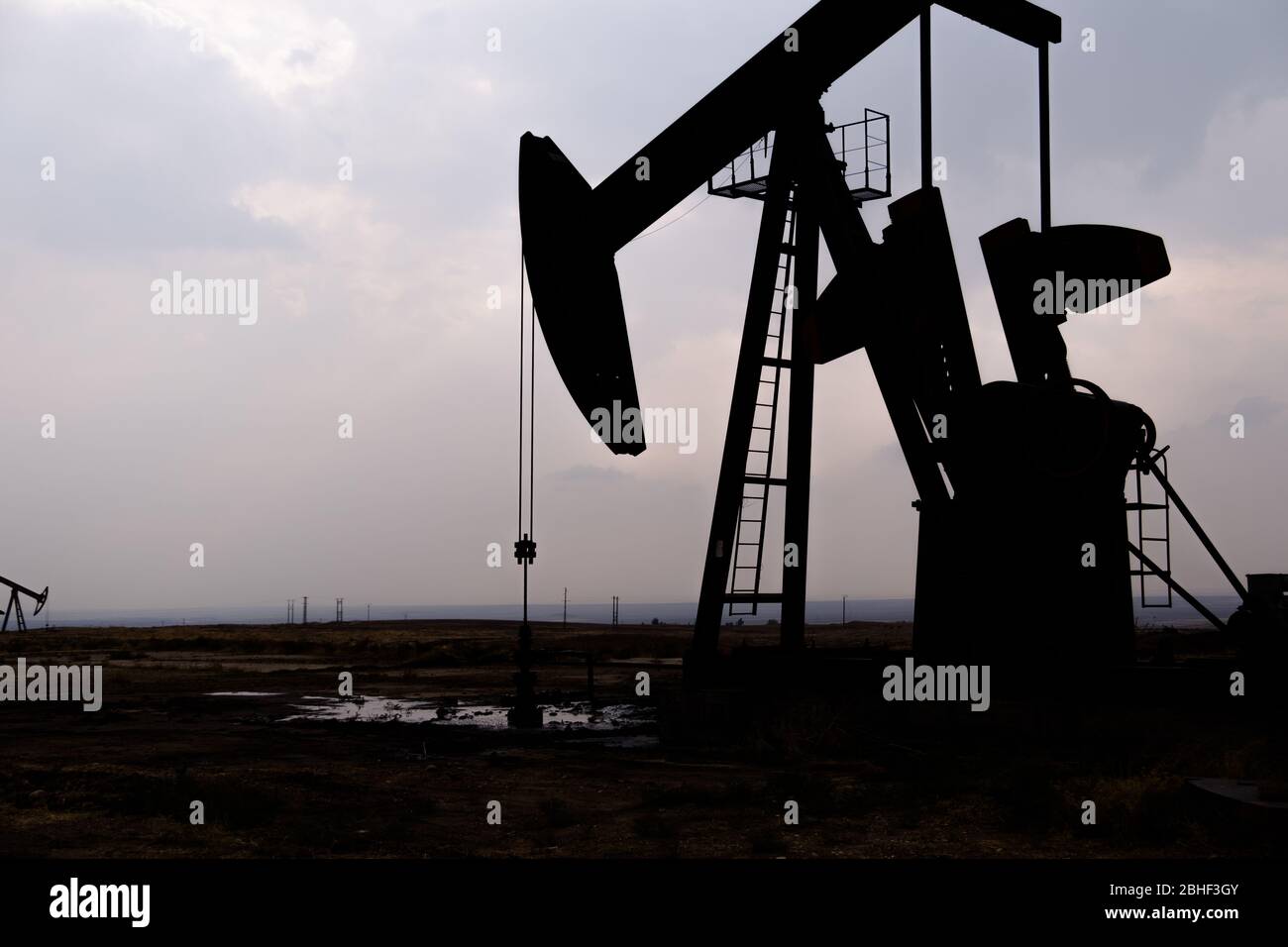 A Nodding Donkey Or Pump Jack In Rumeilan Oil Field North East Syria Stock Photo Alamy