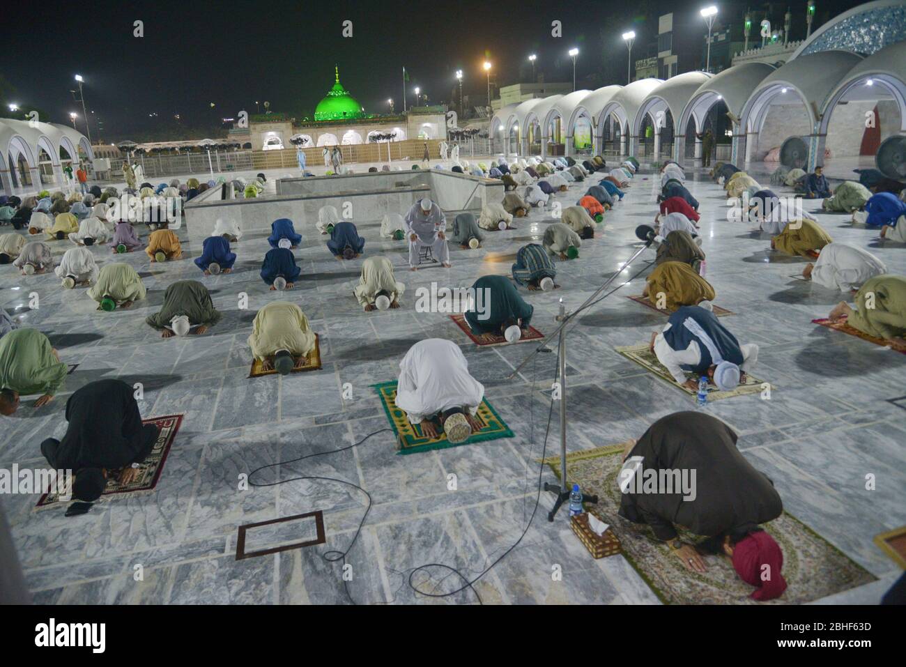 Lahore, Pakistan. 24th Apr, 2020. Pakistani faithful Muslims offering first evening prayer called 'tarawih' after sighting the moon of Holy Fasting Month of Ramadan-ul-Mubarak during a government-imposed nationwide lockdown as a preventive measures while maintaining a level of social distancing to help avoid the spread of the coronavirus at Data Darbar mosque in Lahore. (Photo by Rana Sajid Hussain/Pacific Press/Sipa USA) Credit: Sipa USA/Alamy Live News Stock Photo