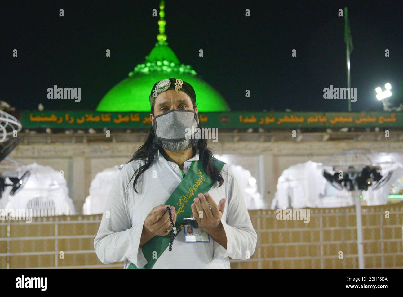 Lahore, Pakistan. 24th Apr, 2020. Pakistani faithful Muslims offering first evening prayer called 'tarawih' after sighting the moon of Holy Fasting Month of Ramadan-ul-Mubarak during a government-imposed nationwide lockdown as a preventive measures while maintaining a level of social distancing to help avoid the spread of the coronavirus at Data Darbar mosque in Lahore. (Photo by Rana Sajid Hussain/Pacific Press/Sipa USA) Credit: Sipa USA/Alamy Live News Stock Photo