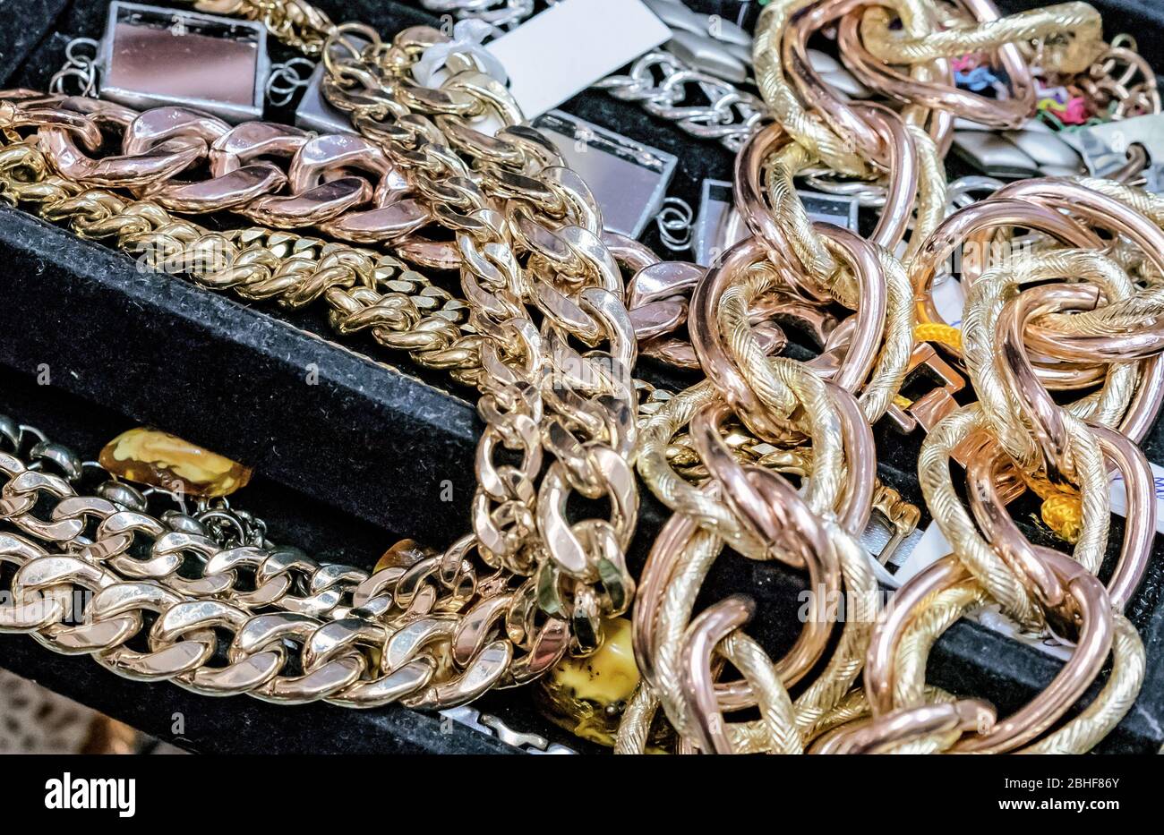 Gold jewelry background hi-res stock photography and images - Alamy