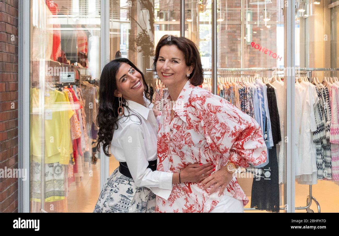 Claudia Obert, Inhaberin der Boutique 'Luxus Clever' und Eva Evanthia  Benetatou (Bachelor2019 , "Promis unter Palmen" 2020) vor der Filiale  Hamburg Stock Photo - Alamy