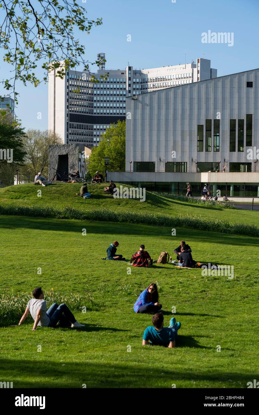 Stadtgarten in Essen, in the city centre, most visitors observe the ban on contact while enjoying the sun in the city park, effects of the corona cris Stock Photo