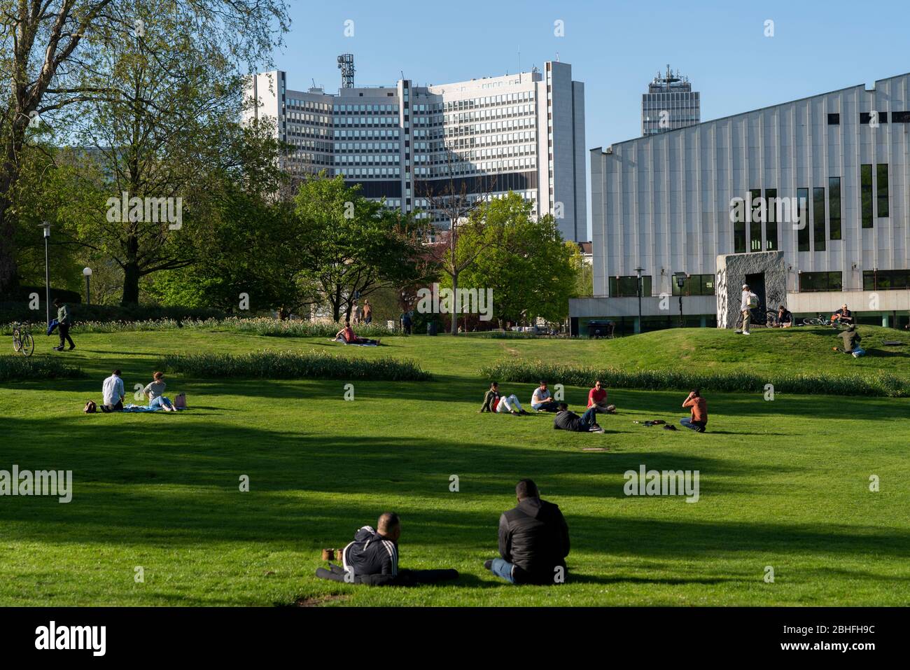 Stadtgarten in Essen, in the city centre, most visitors observe the ban on contact while enjoying the sun in the city park, effects of the corona cris Stock Photo