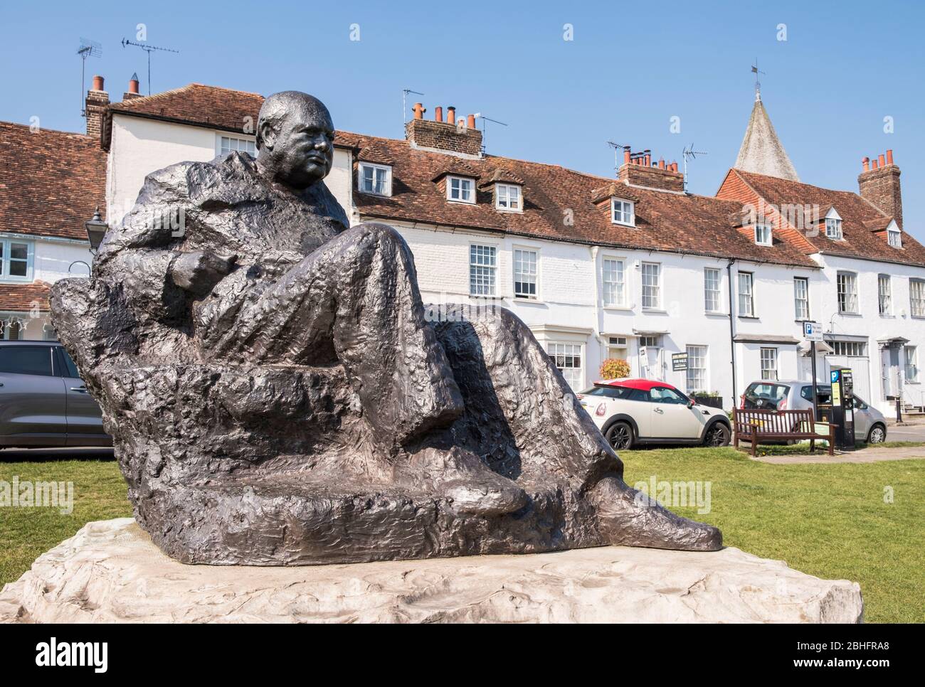 Statue of Winston Churchill by sculptor Oscar Nemon, Westerham, Kent, England, GB, UK Stock Photo