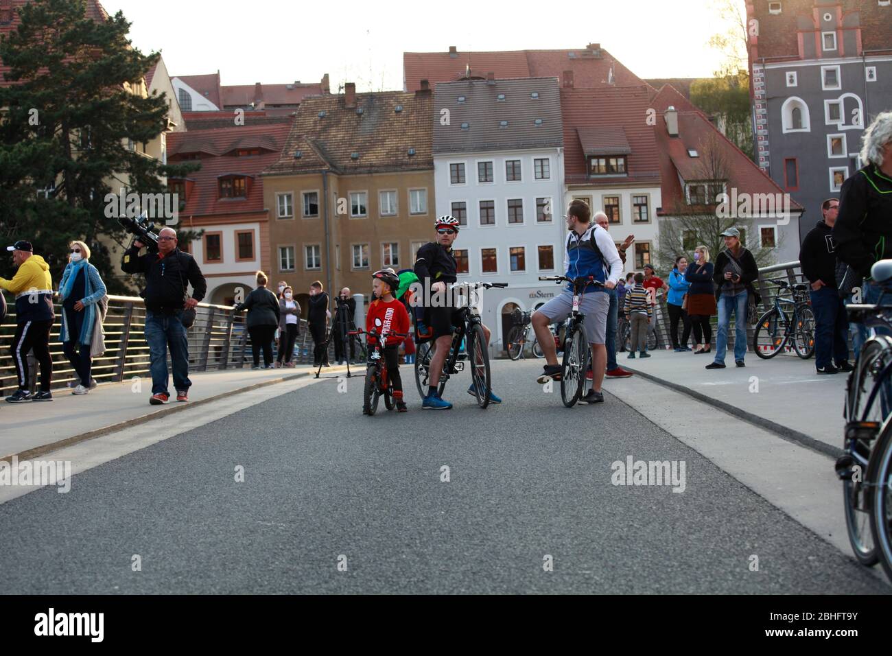 Demonstranten protestieren gegen die geschlossene Grenze zwischen Zgorzelec und Görlitz. Görlitz, 24.04.2020 Stock Photo