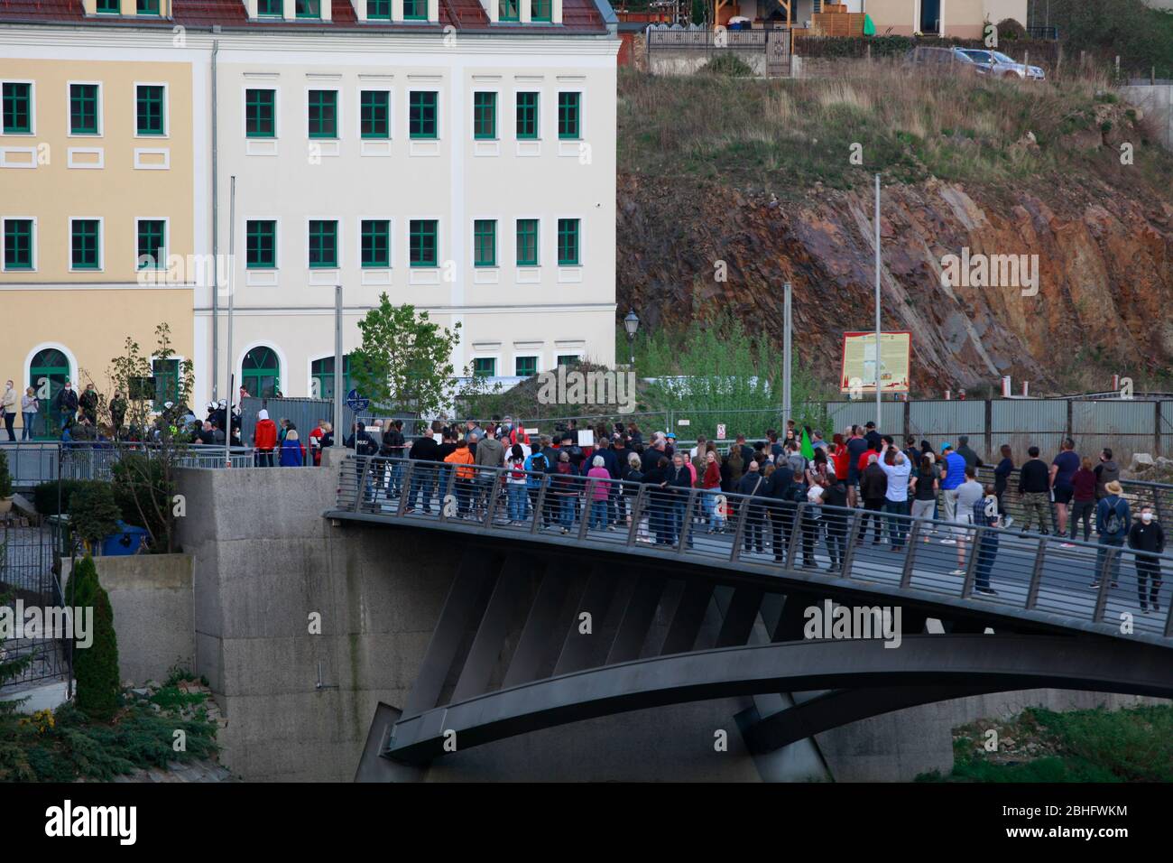 Demonstranten protestieren gegen die geschlossene Grenze zwischen Zgorzelec und Görlitz. Görlitz, 24.04.2020 Stock Photo