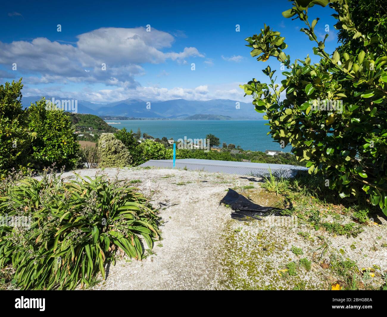Golden Bay and the mountains of Kahurangi National Park from Tata Beach