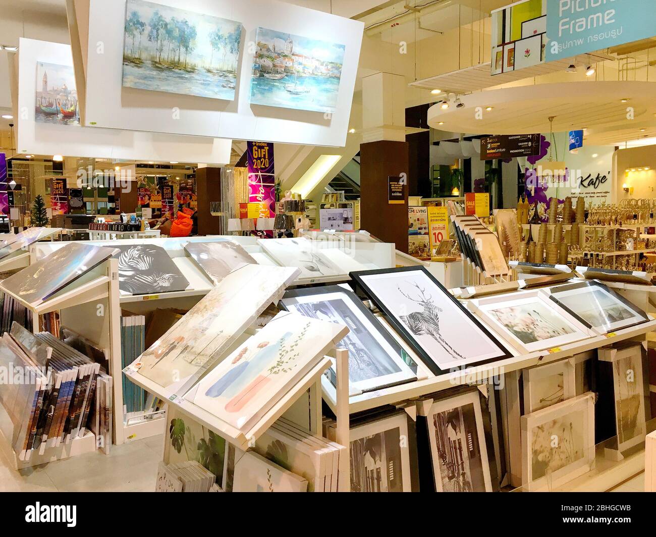 Old pictures frames store hi-res stock photography and images - Alamy